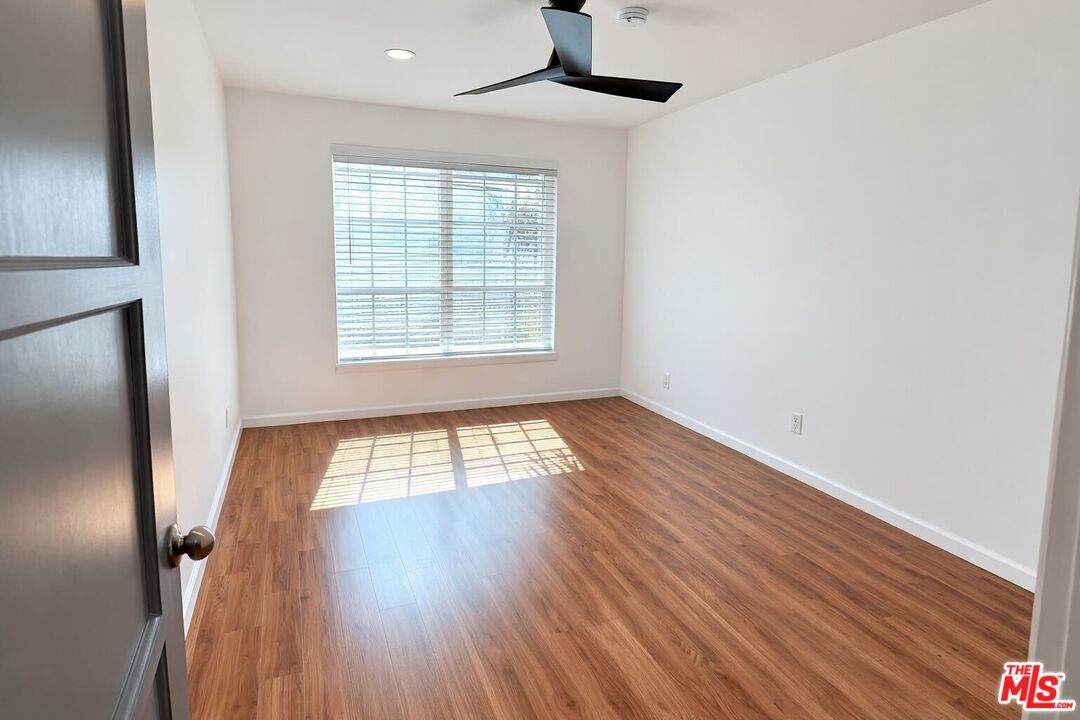 202 Locust St - Photo 1