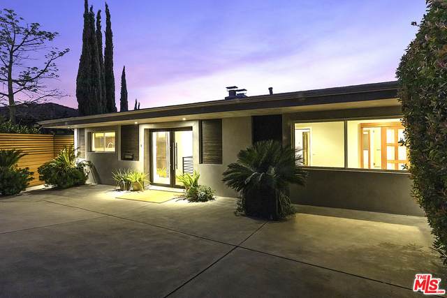 2257 Hollyridge Dr - Photo 1