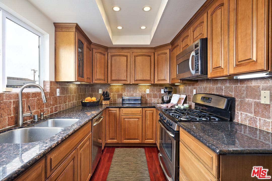 723 30TH Street - Photo 1