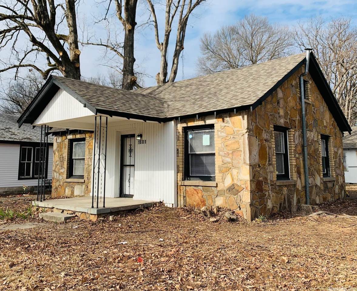 1601 Long 17th - Photo 1