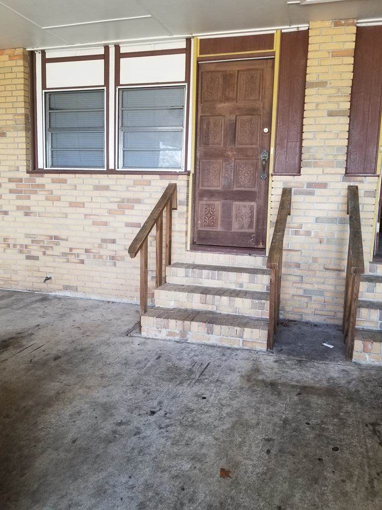 909 11TH COURT - Photo 1