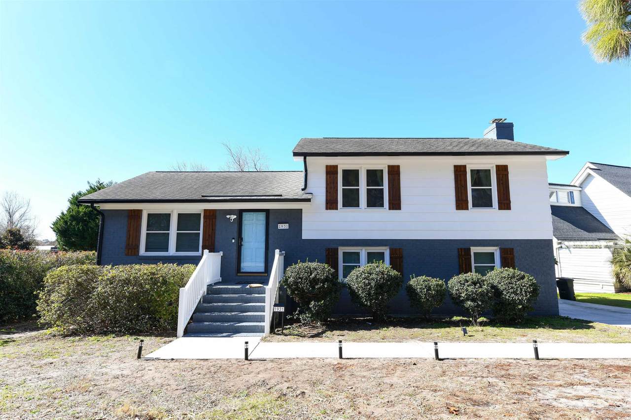 1931 Lakeview Circle - Photo 1