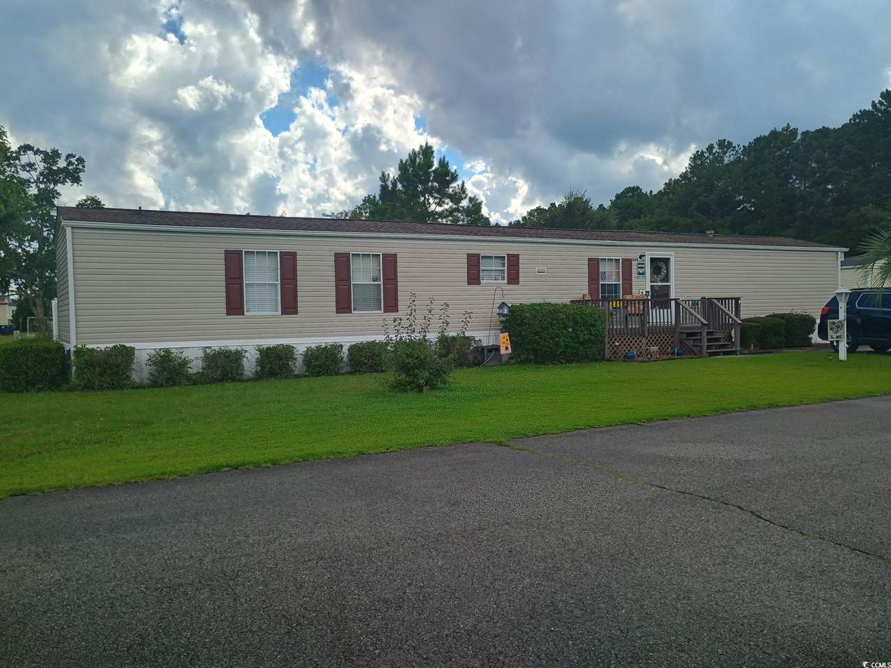 1049 Colonial Ln. - Photo 1