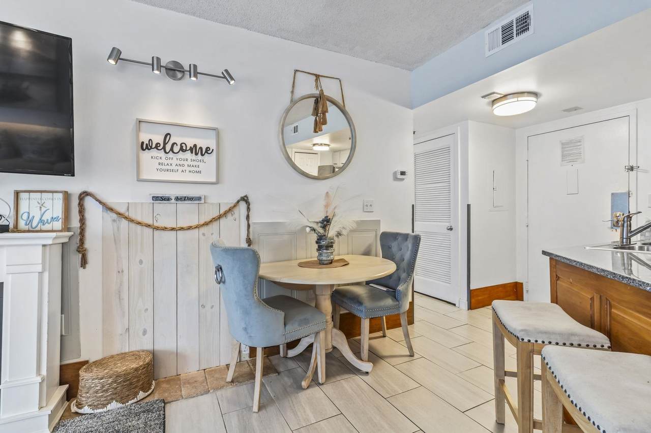 Dining area beside the kitchen breakfast bar