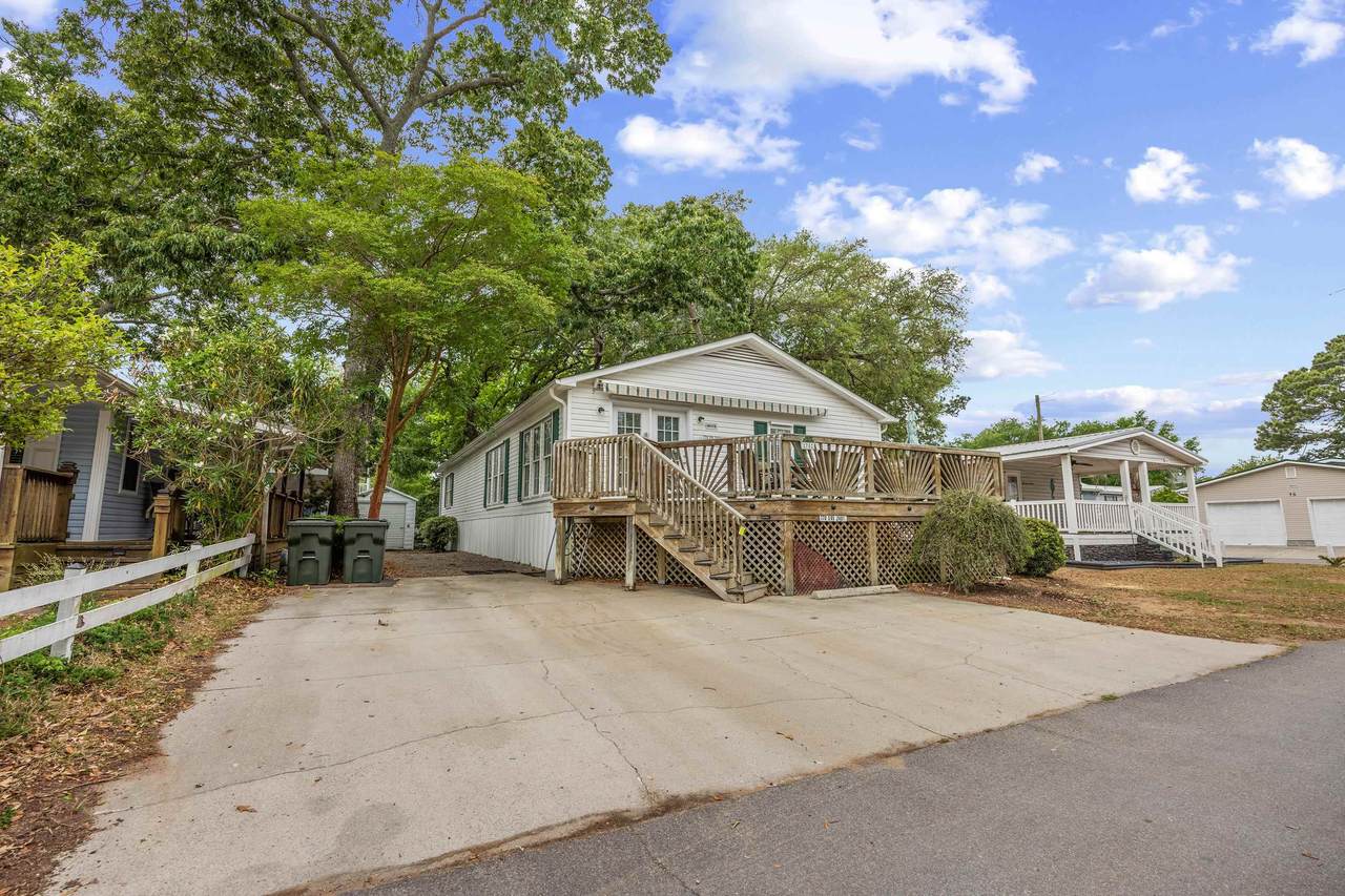 Concrete driveway and front exterior of the furnished Ocean Lakes home