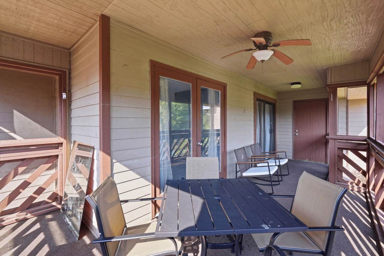 Screened porch dining area outside the condo