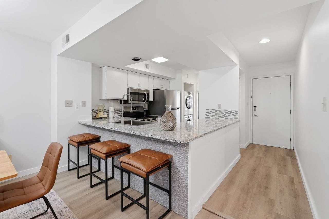 Breakfast bar connecting the kitchen and dining area