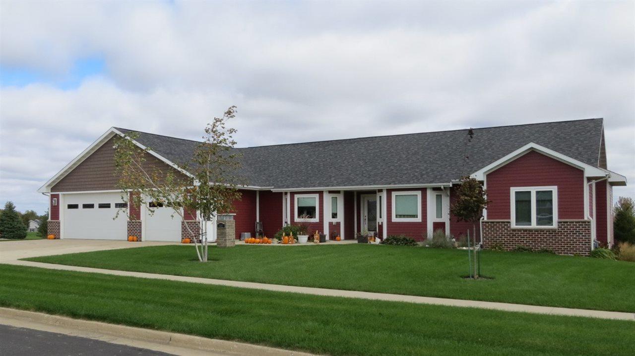 802 Eastview Drive - Photo 1