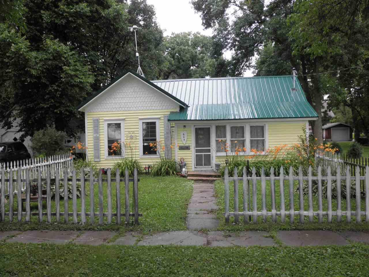 605 Oak Street - Photo 1