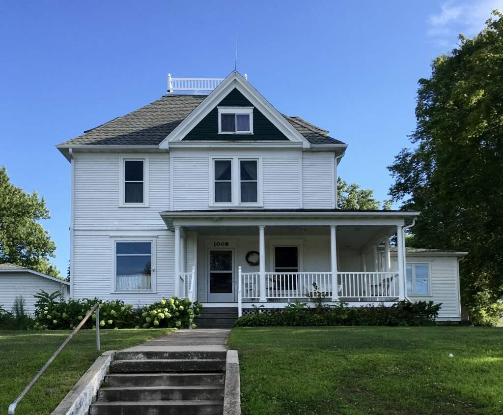 1008 G Avenue - Photo 1