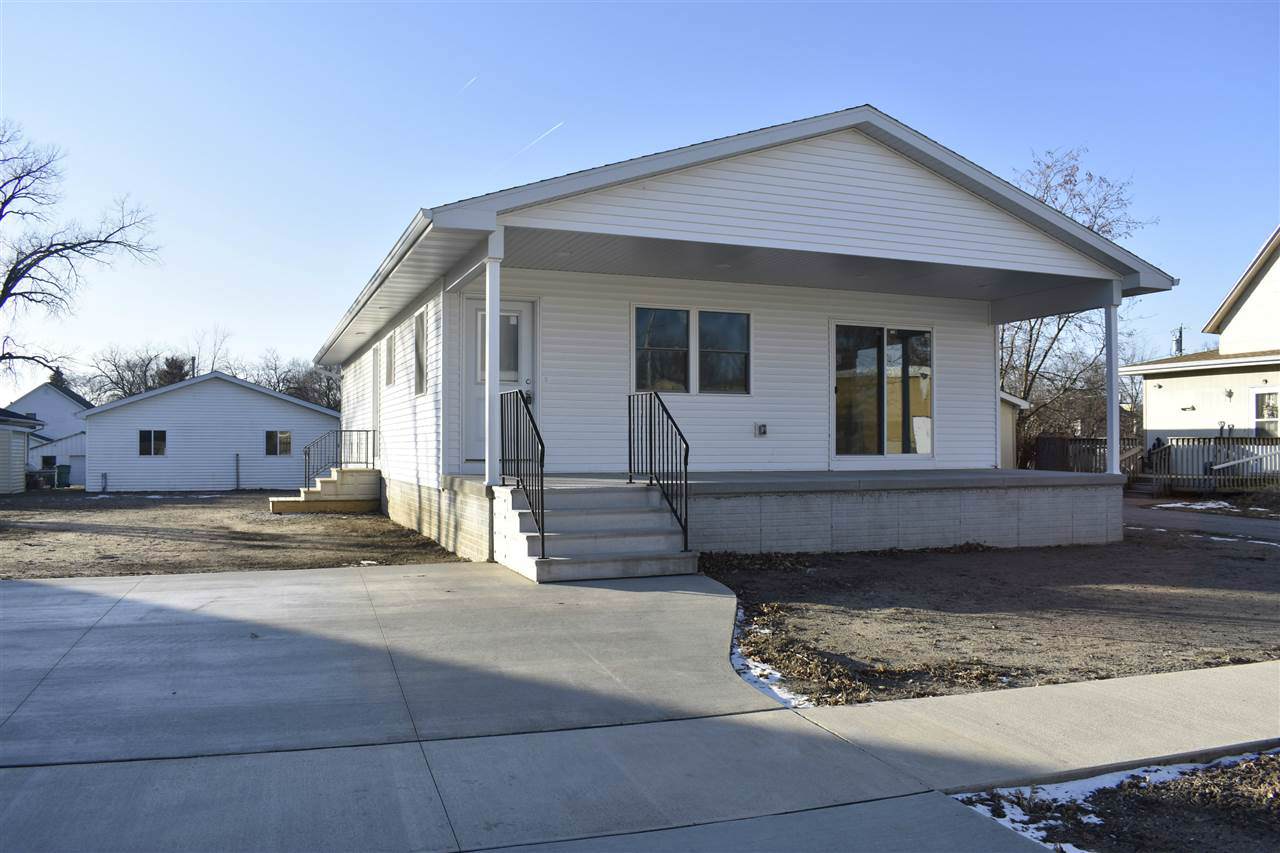 713 6th Ave. N.E. - Photo 1