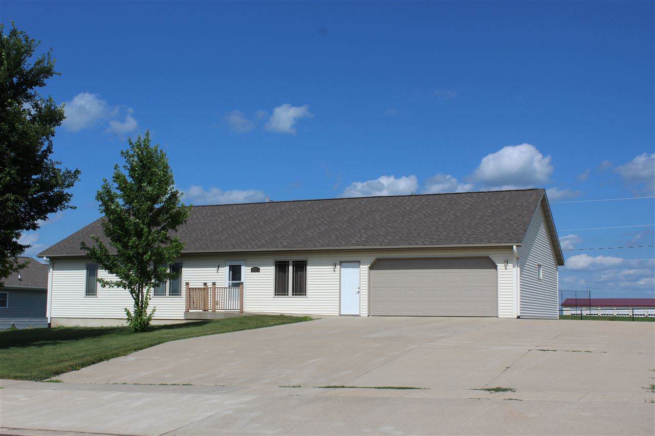 1004 Pleasant Drive - Photo 1
