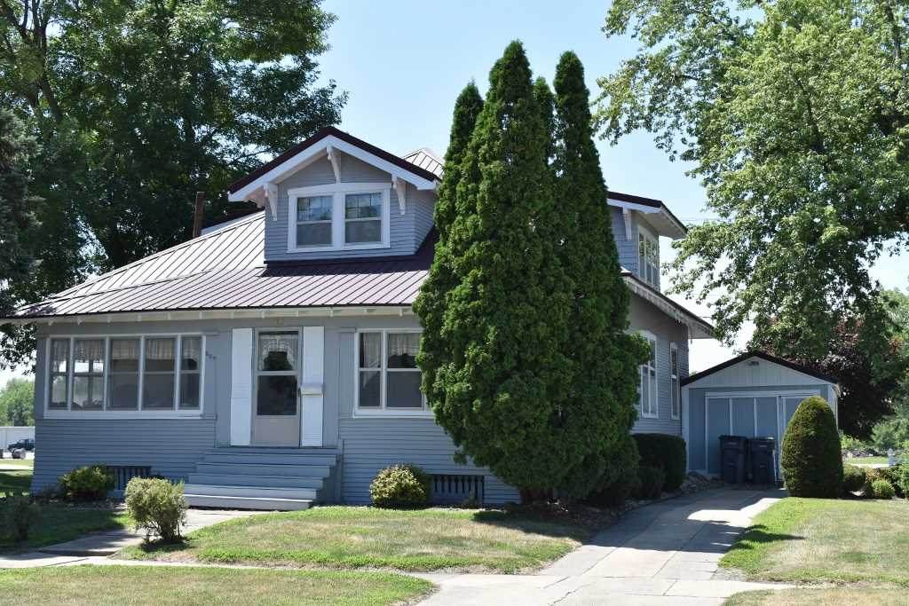 232 1st Ave Se - Photo 1