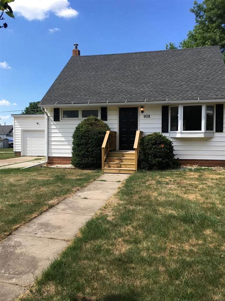 908 7TH Street - Photo 1
