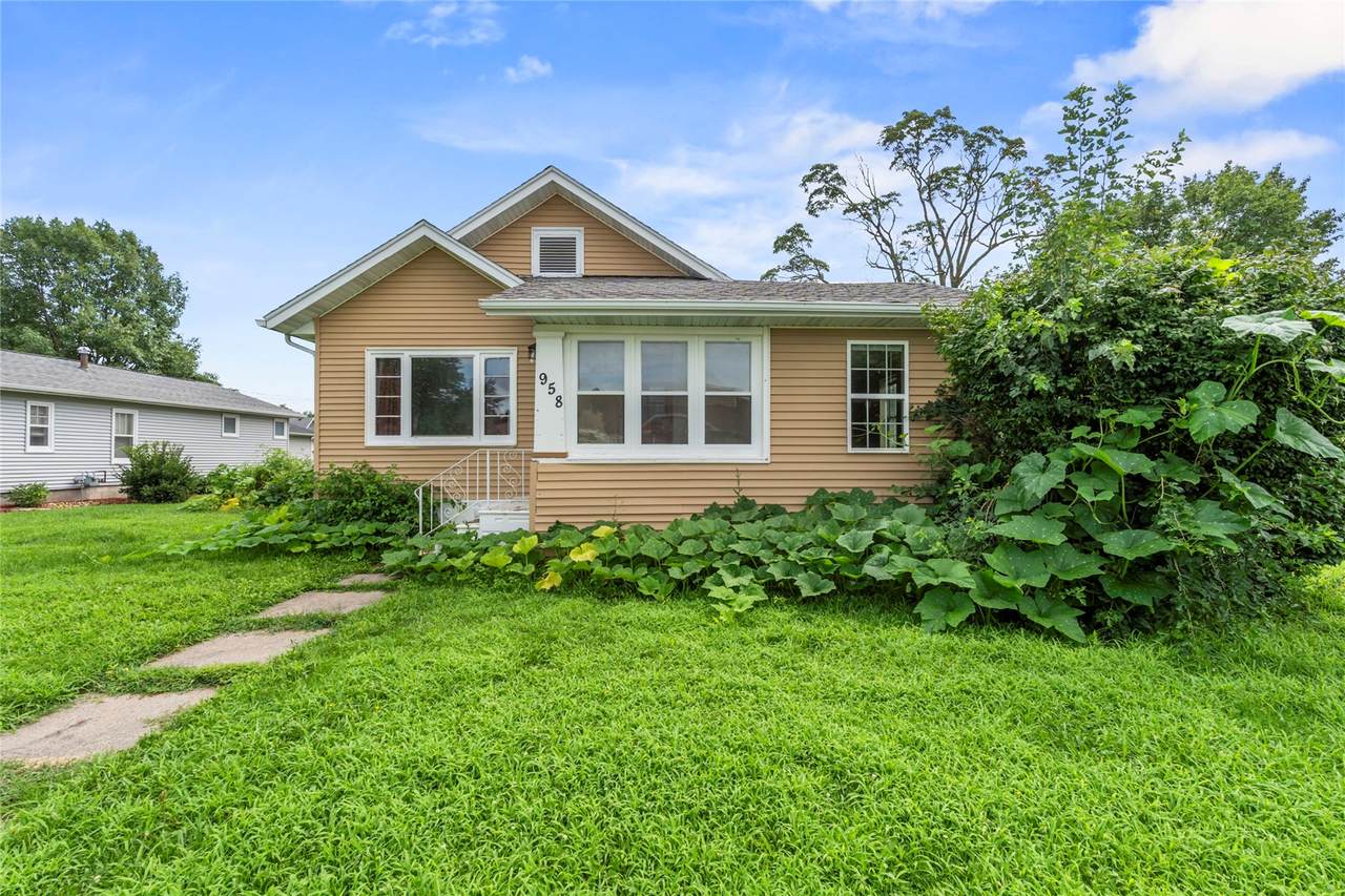 958 Iowa Avenue - Photo 1