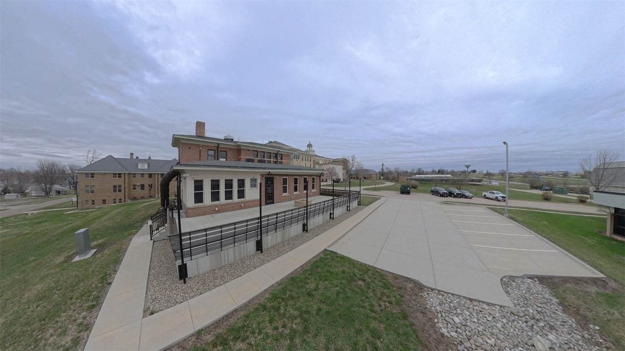 https://bt-photos.global.ssl.fastly.net/cedarrapids/1280_boomver_1_2602219-2.jpg