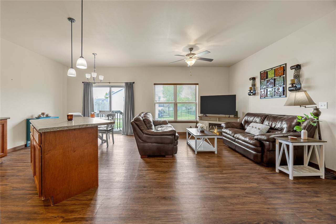 https://bt-photos.global.ssl.fastly.net/cedarrapids/1280_boomver_1_2603140-2.jpg