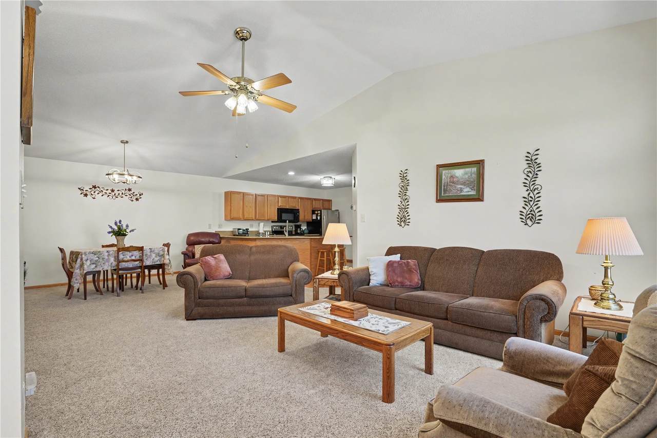 https://bt-photos.global.ssl.fastly.net/cedarrapids/1280_boomver_1_2604392-2.jpg