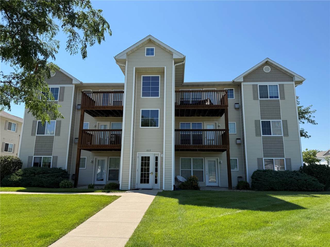 6615 Creekside Drive - Photo 1