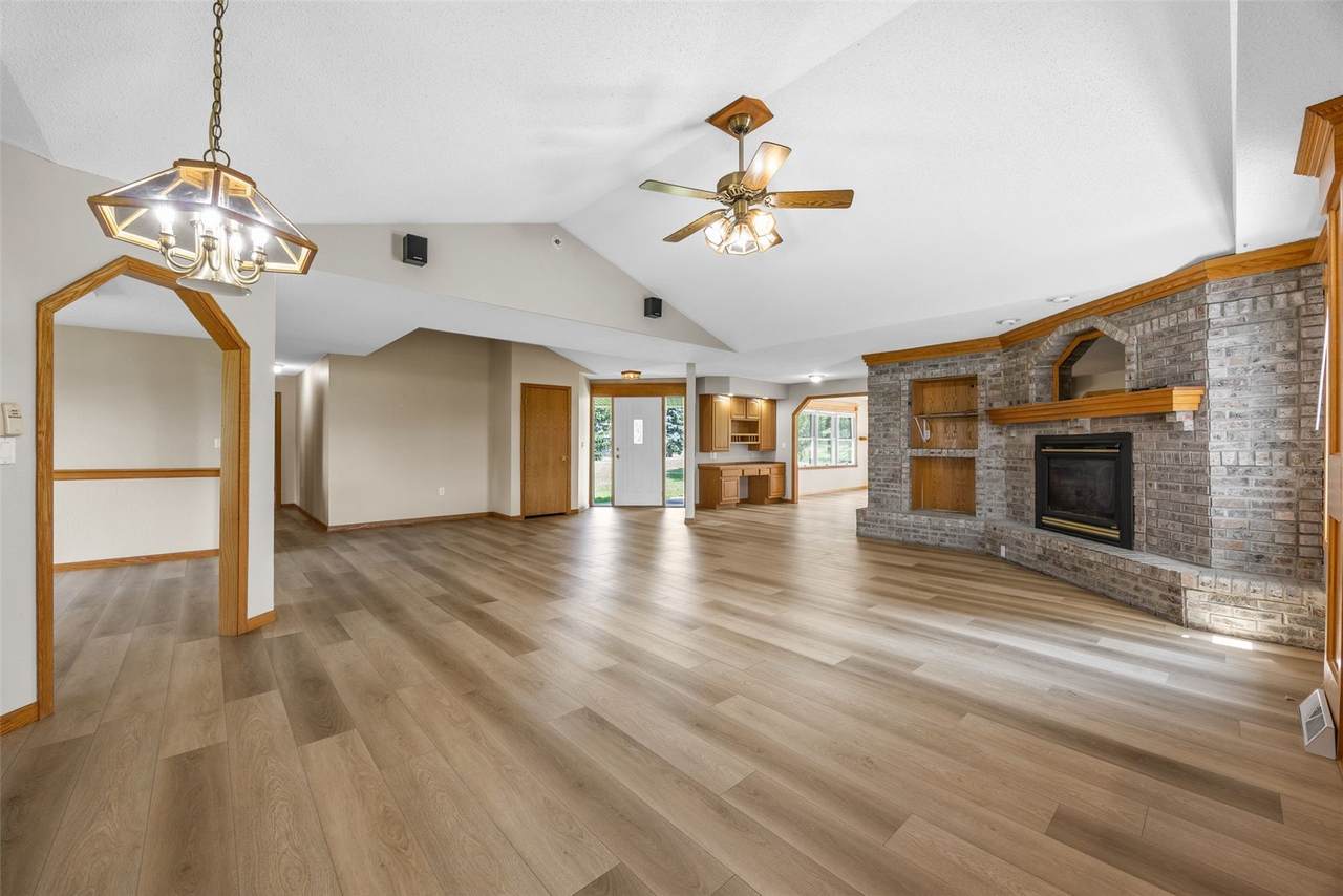 https://bt-photos.global.ssl.fastly.net/cedarrapids/1280_boomver_1_2605550-2.jpg
