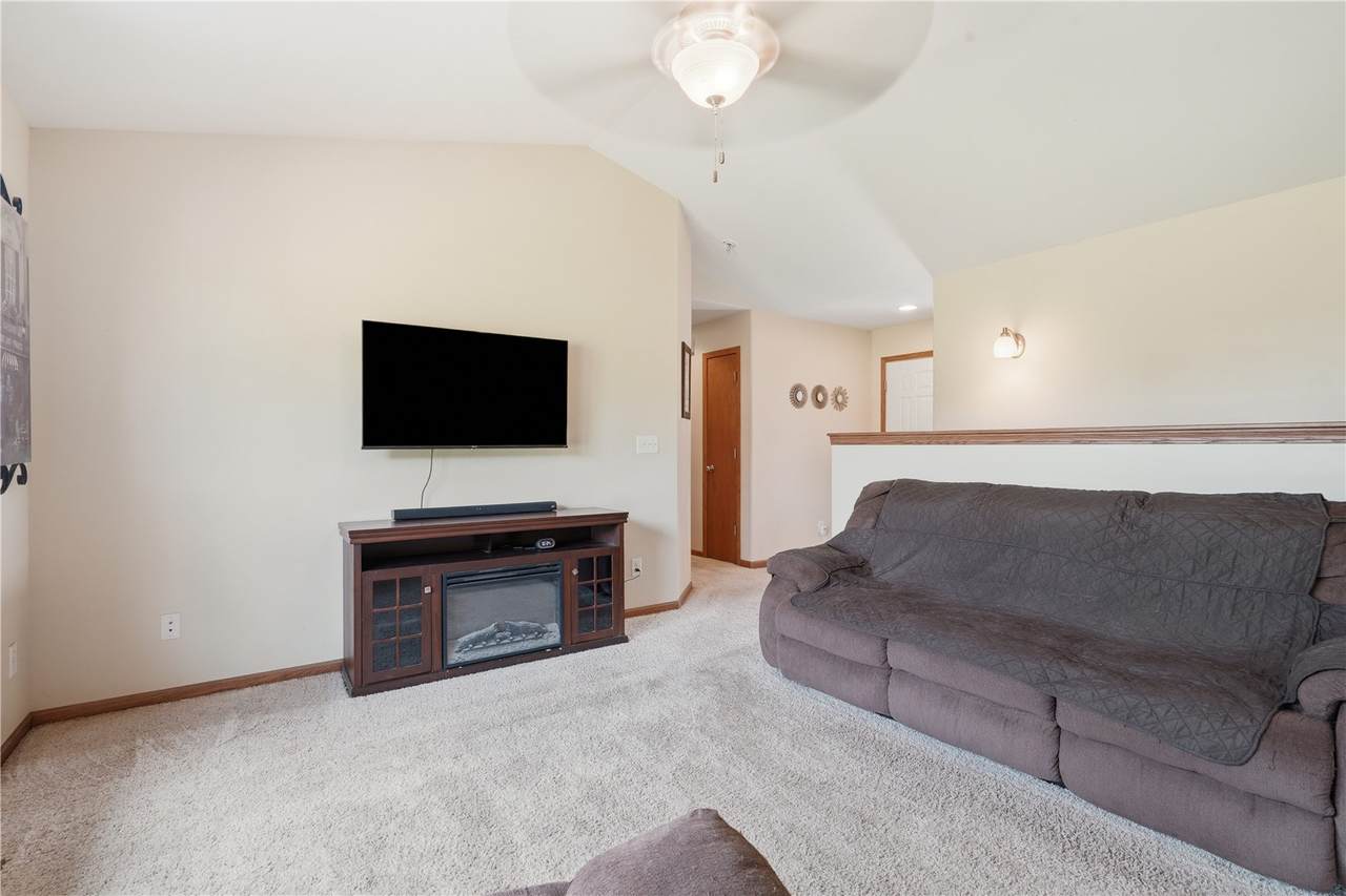 https://bt-photos.global.ssl.fastly.net/cedarrapids/1280_boomver_1_2605603-2.jpg