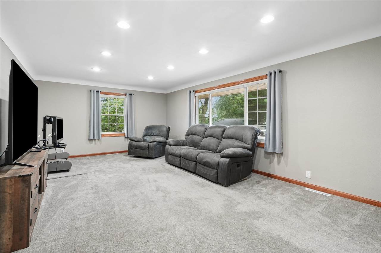 https://bt-photos.global.ssl.fastly.net/cedarrapids/1280_boomver_1_2606674-2.jpg