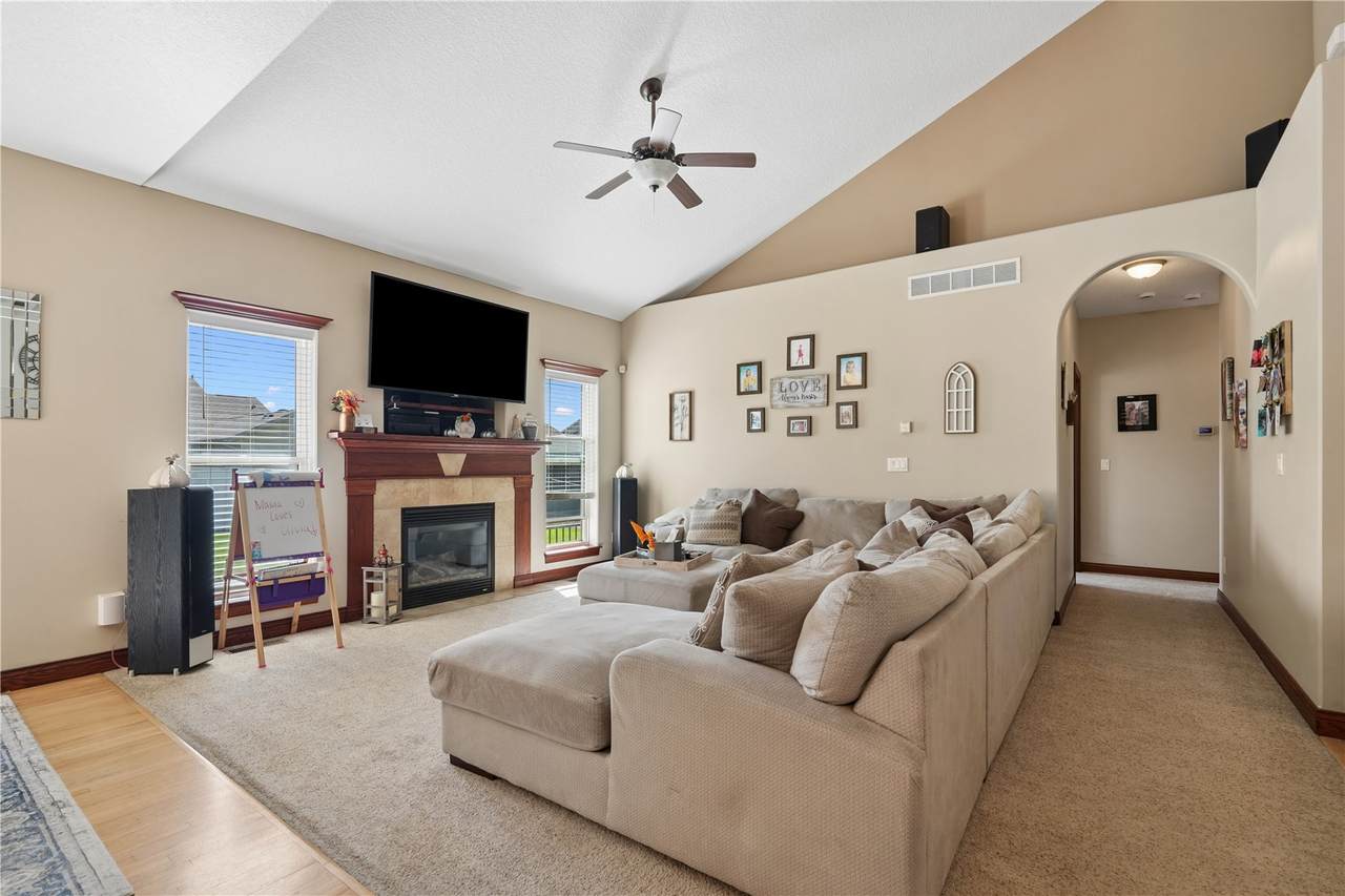 https://bt-photos.global.ssl.fastly.net/cedarrapids/1280_boomver_1_2606719-2.jpg