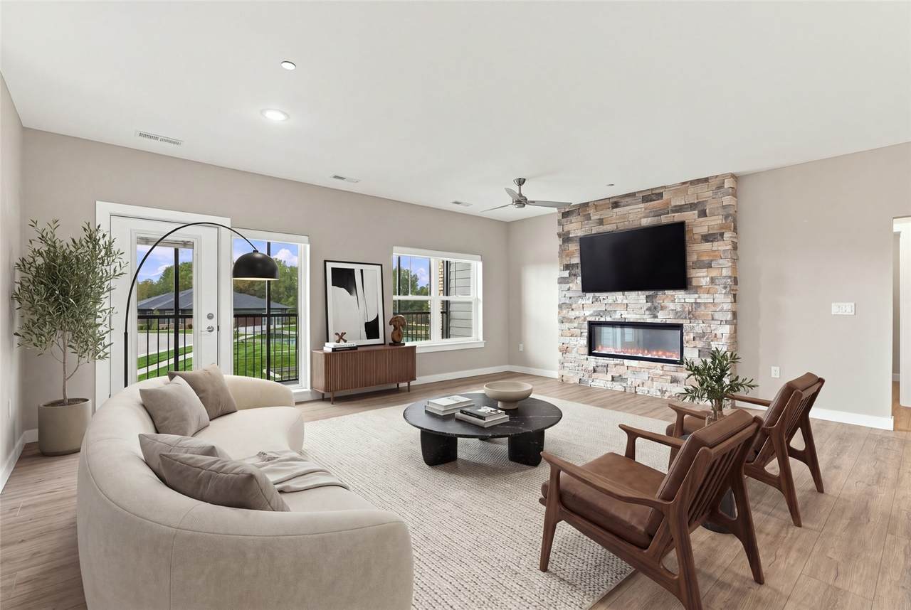 1920 Country Club Dr - Photo 1