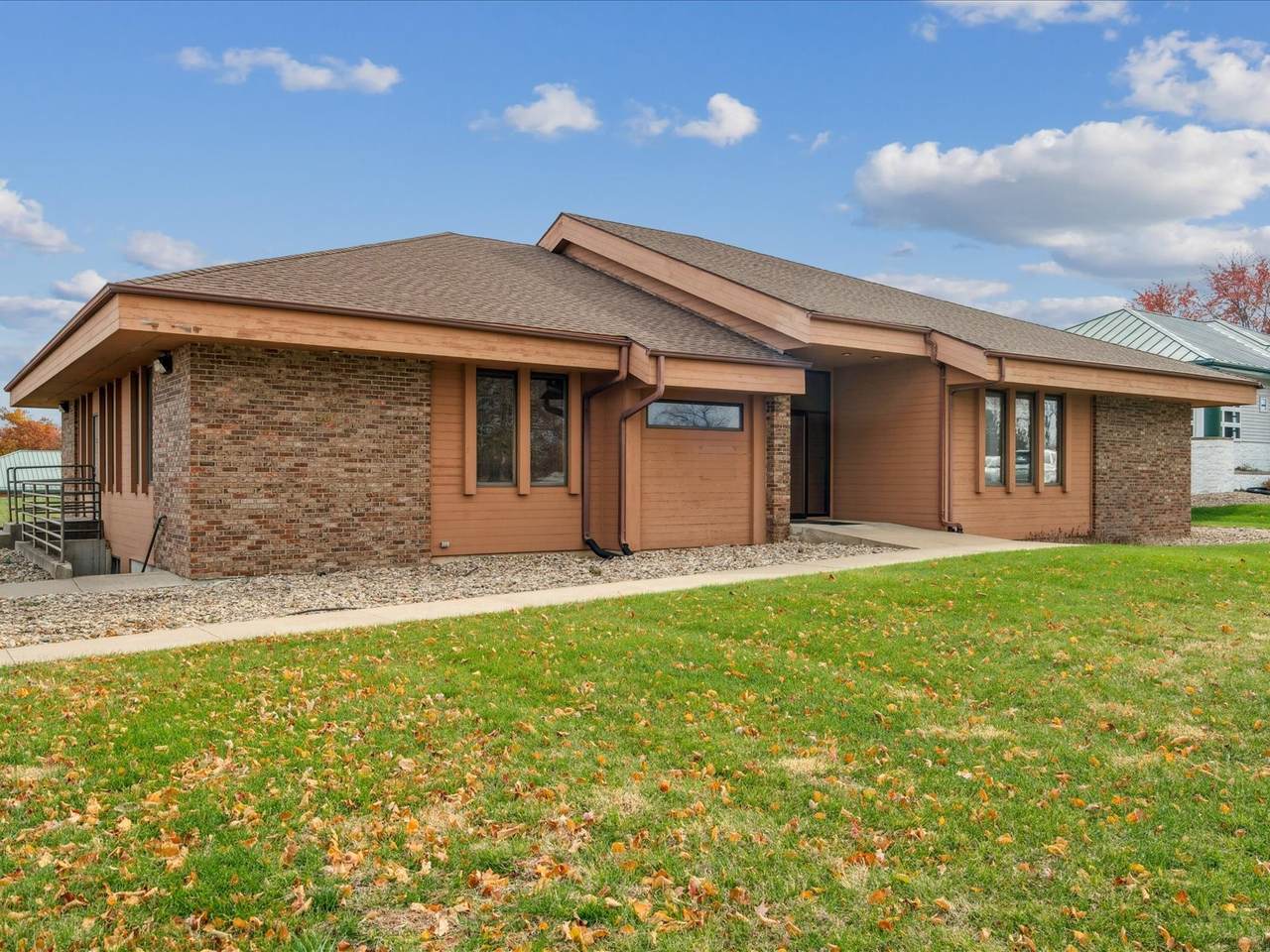 https://bt-photos.global.ssl.fastly.net/cedarrapids/1280_boomver_2_2509317-2.jpg