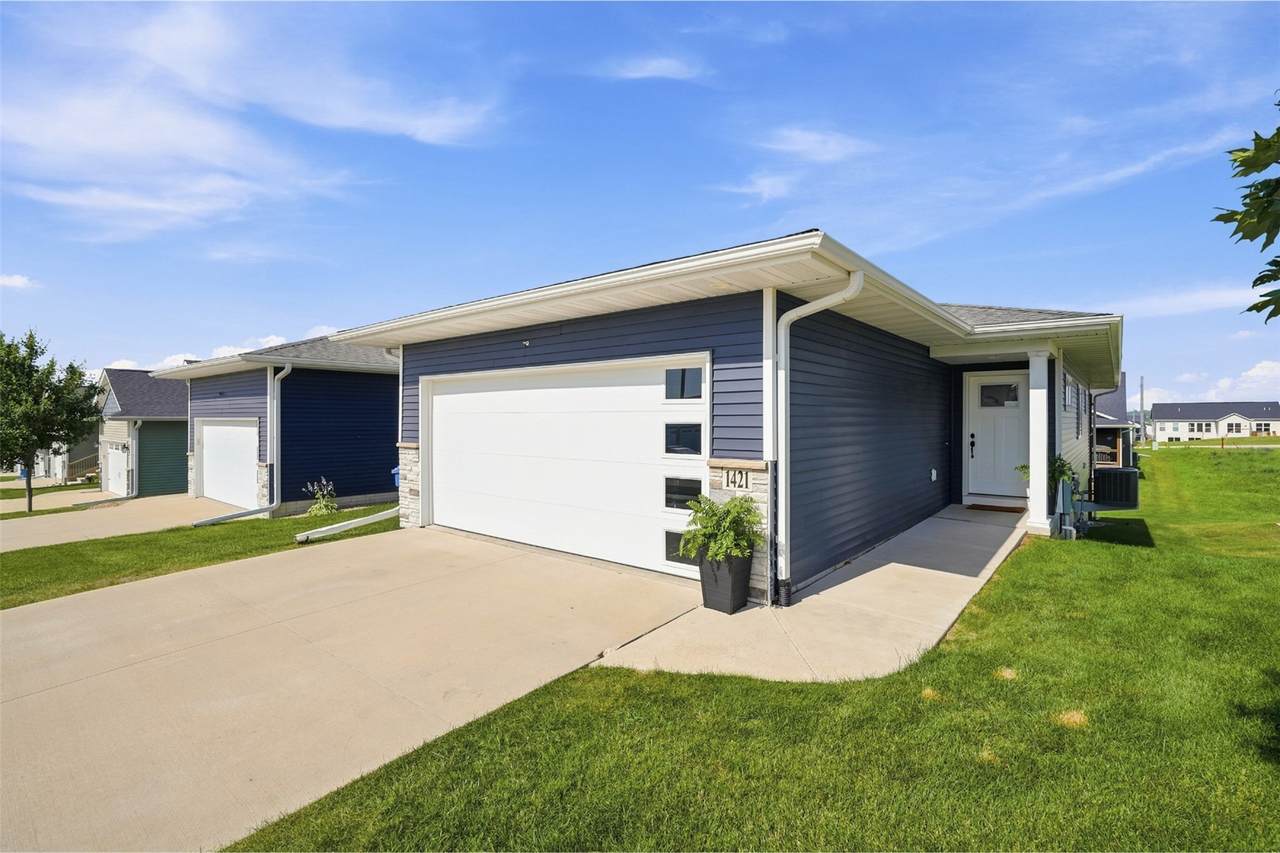 1421 Applewood Drive - Photo 1