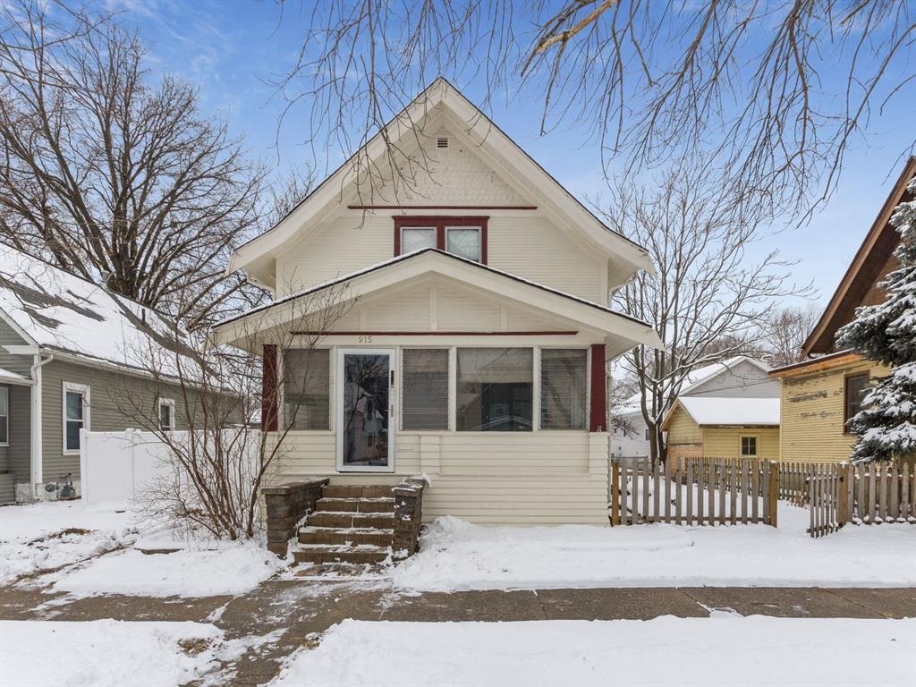 915 D Avenue - Photo 1