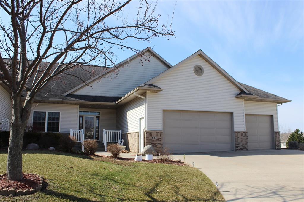 607 Hillview Drive - Photo 1