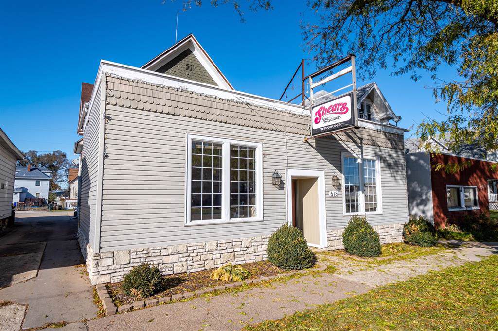 618 1st Avenue - Photo 1