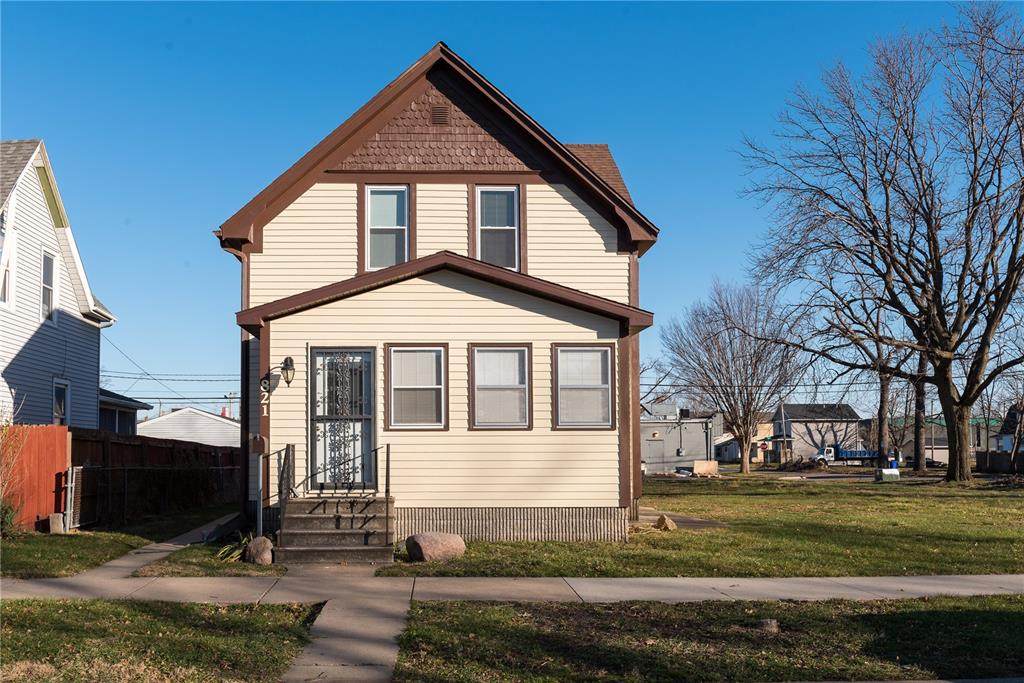 821 7th Street - Photo 1