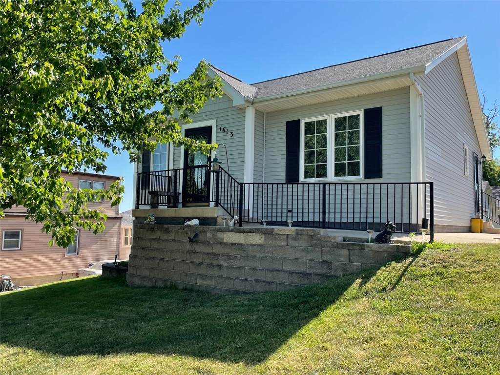 1613 8th Street - Photo 1