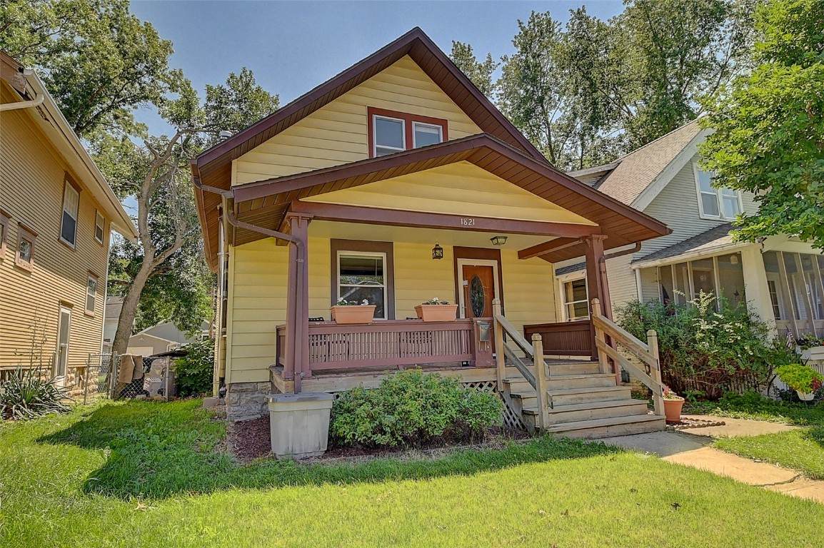 1821 7th Ave Se - Photo 1