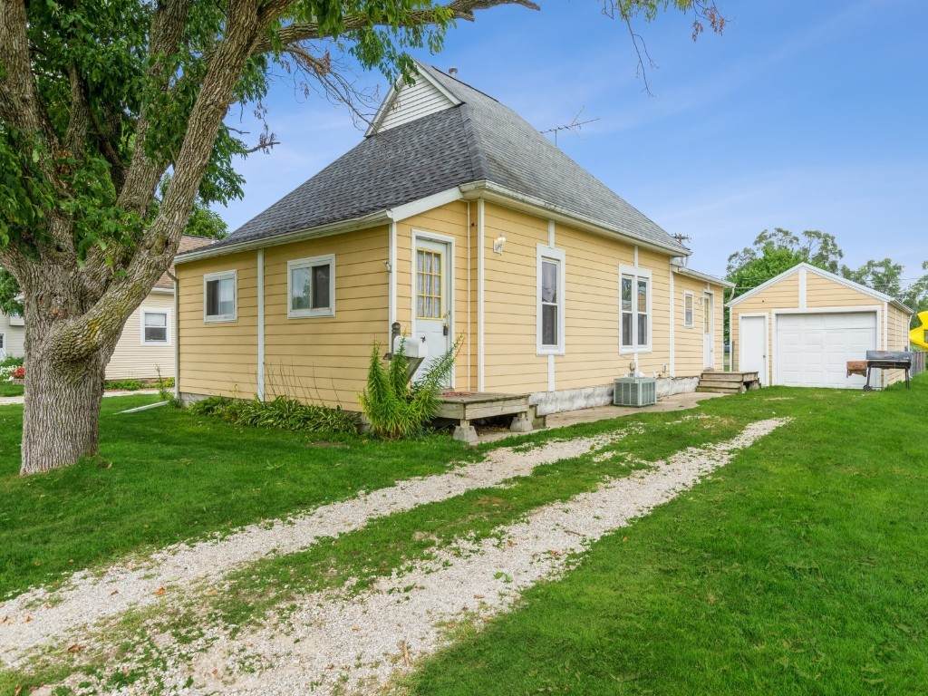 504 10th Street - Photo 1