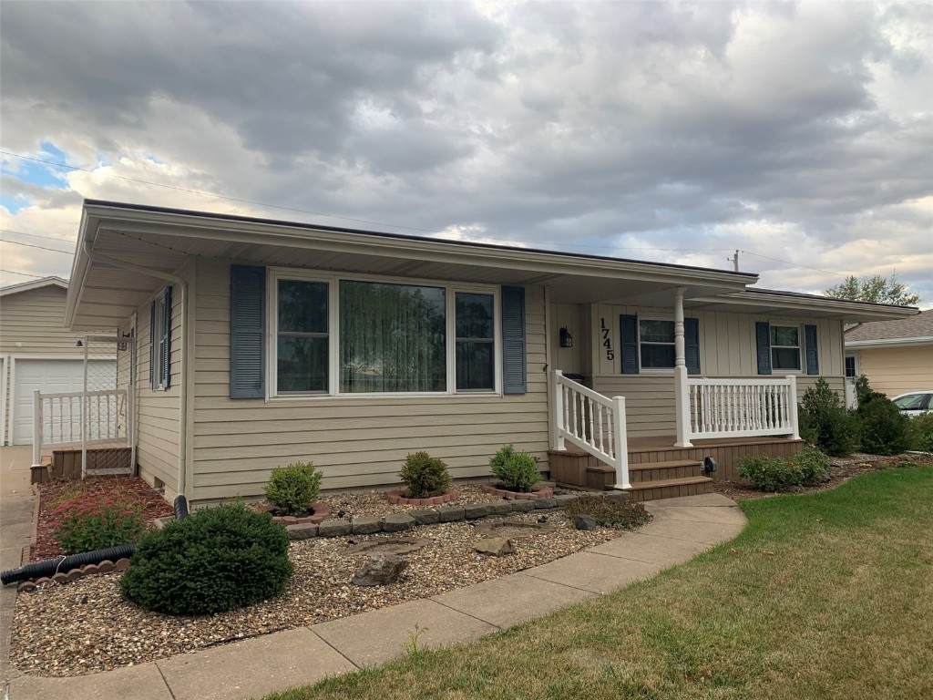 1745 Valleyview Drive - Photo 1
