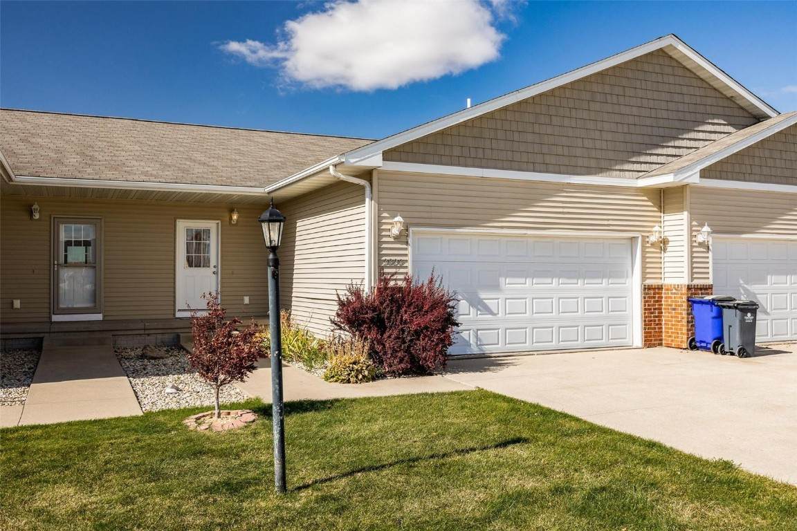 3828 Lakeview Drive - Photo 1