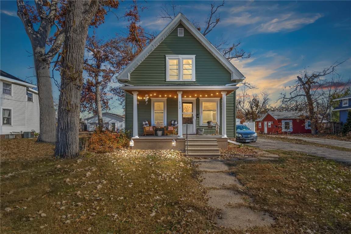 872 Daniels Street - Photo 1