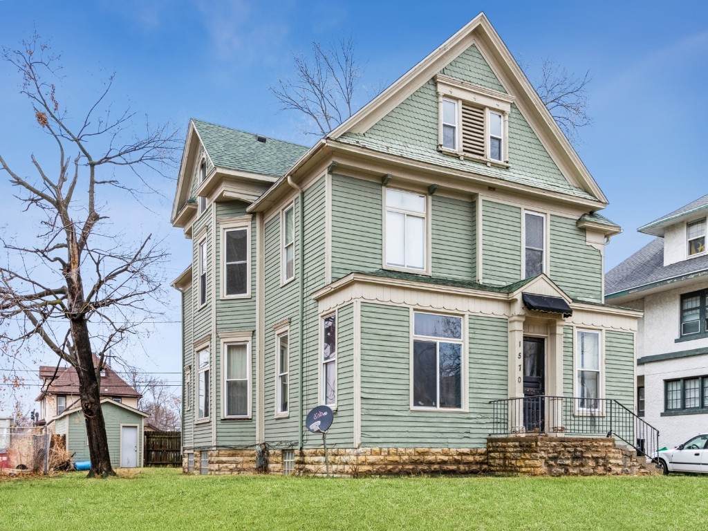 1570 2nd Avenue - Photo 1