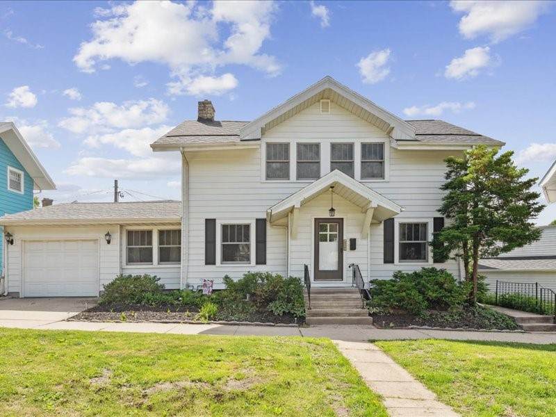 1813 3rd Ave. Se - Photo 1