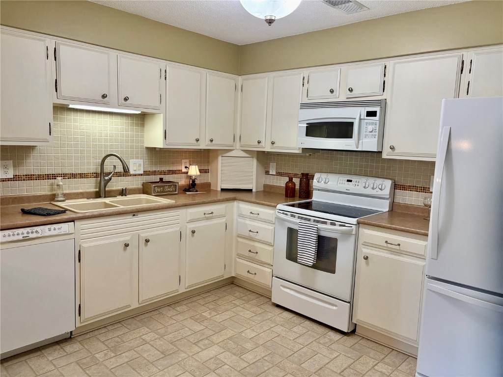 100 Thompson Drive - Photo 1