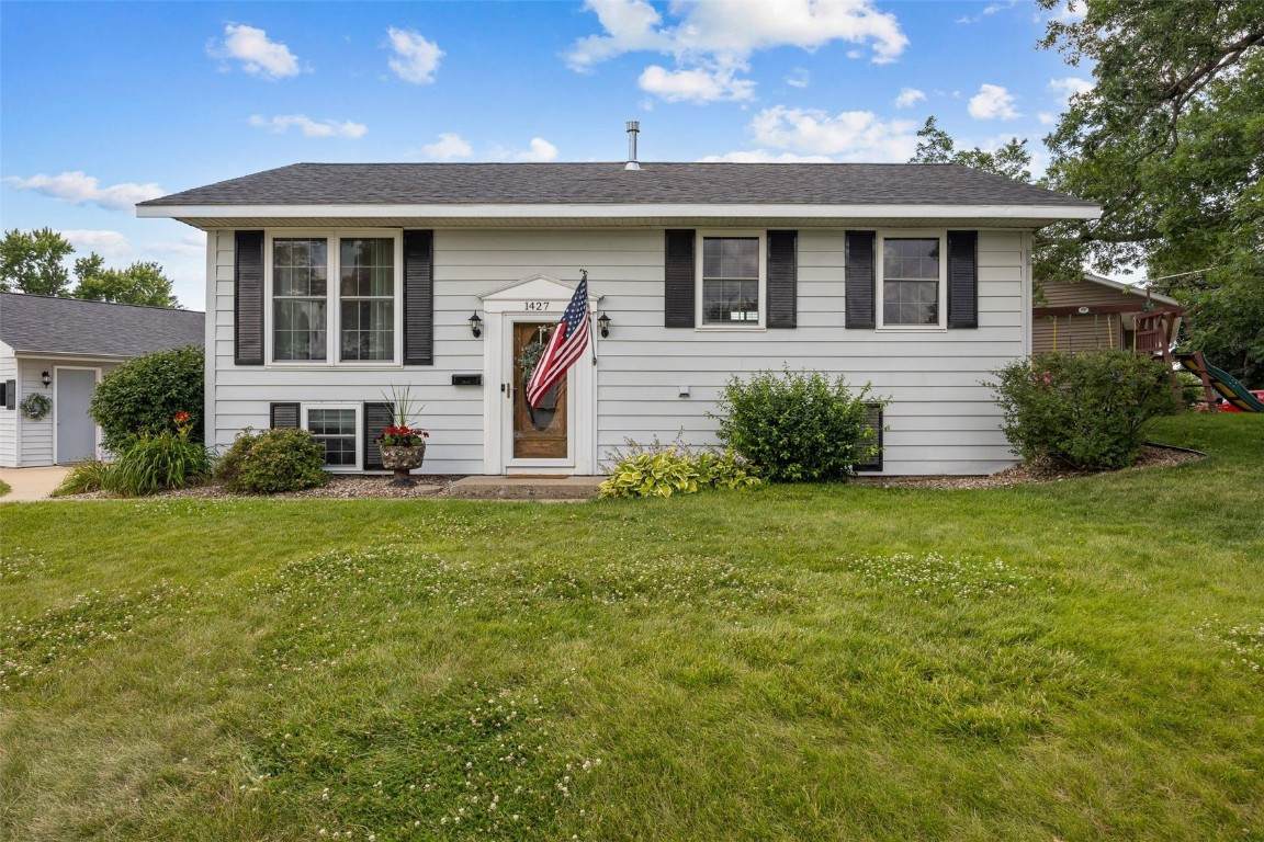 1427 Pawnee Drive - Photo 1