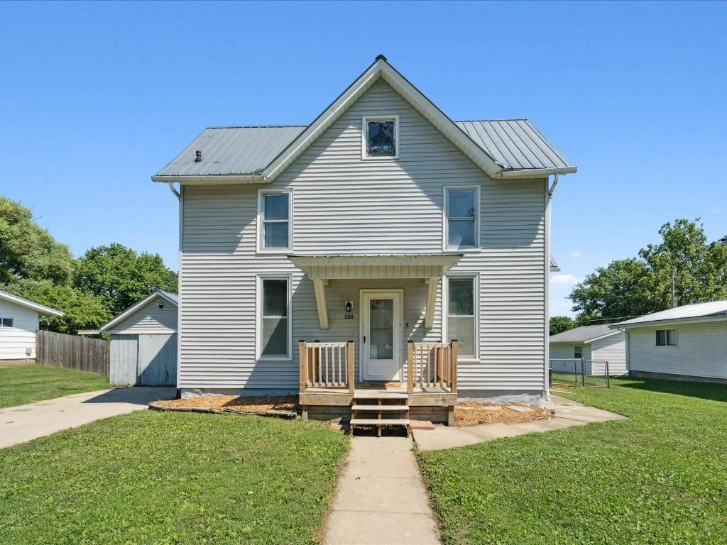 226 2nd Ave E - Photo 1