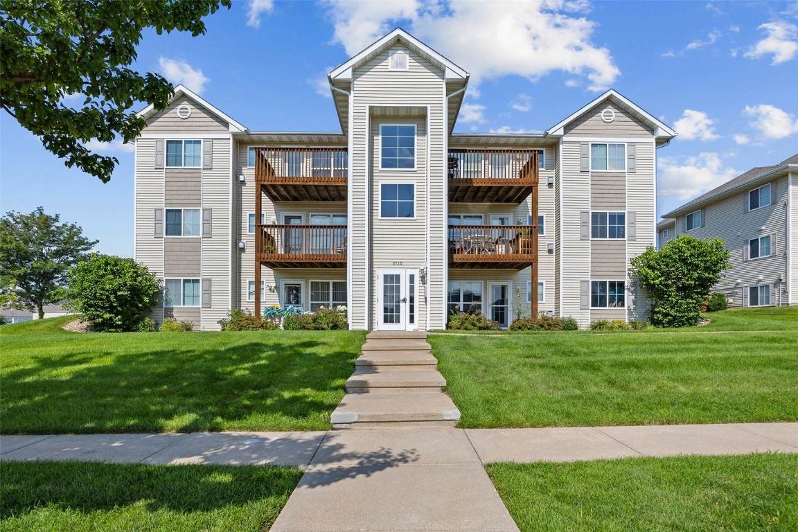 6715 Creekside Drive - Photo 1