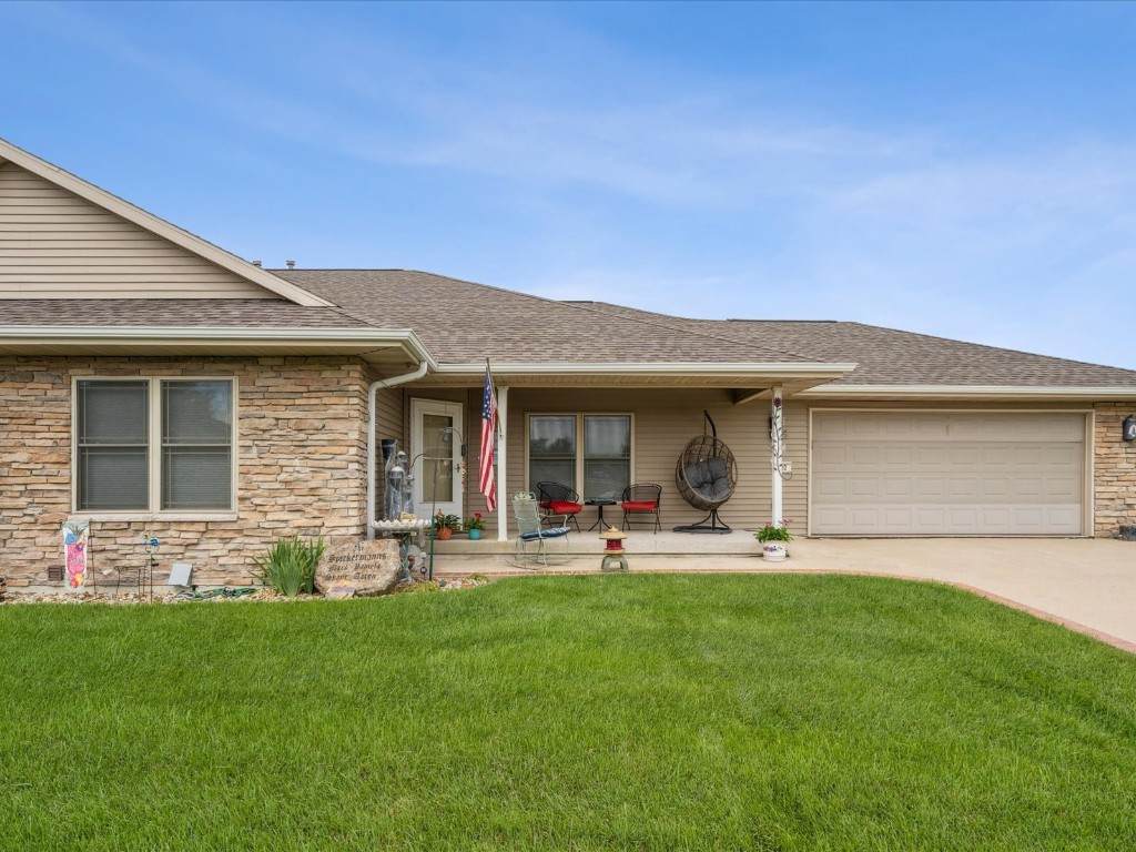 220 Golfview Ct - Photo 1