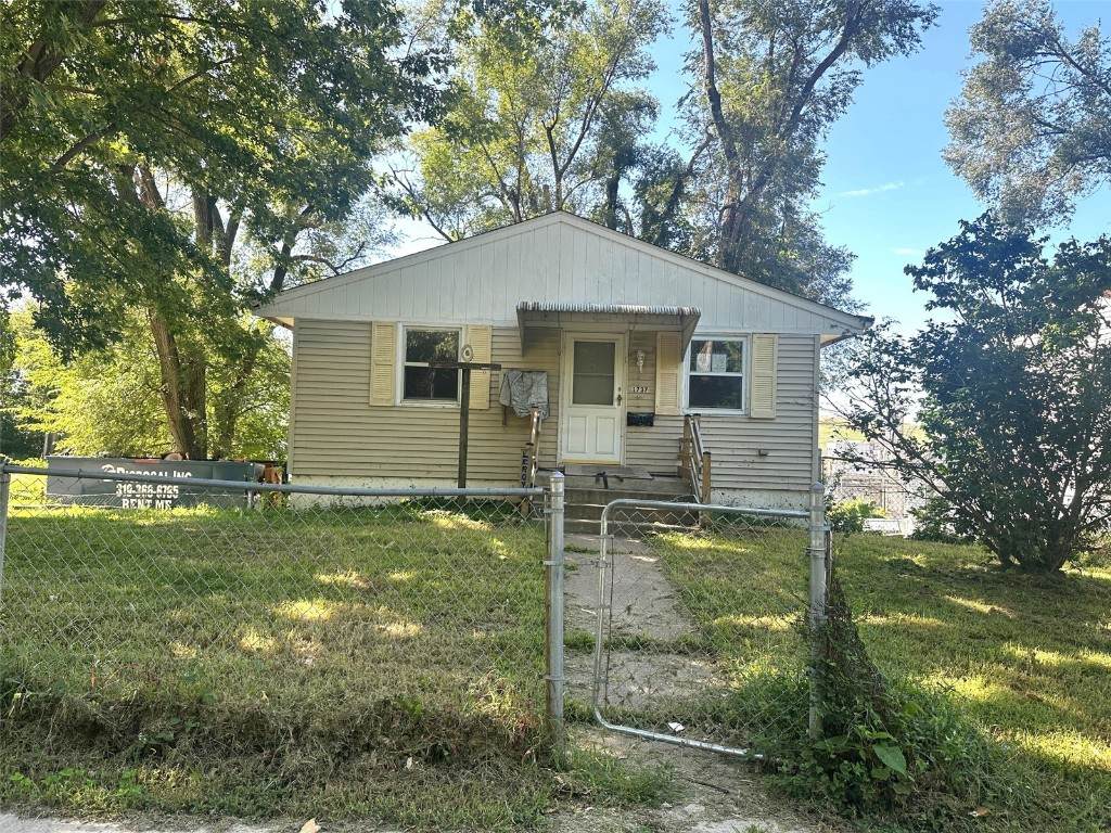 1737 14th Ave Se - Photo 1