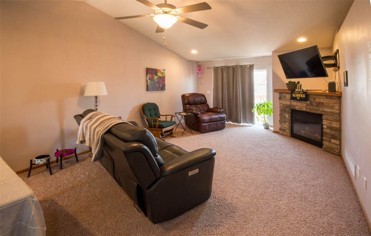 https://bt-photos.global.ssl.fastly.net/cedarrapids/orig_boomver_1_2507828-2.jpg