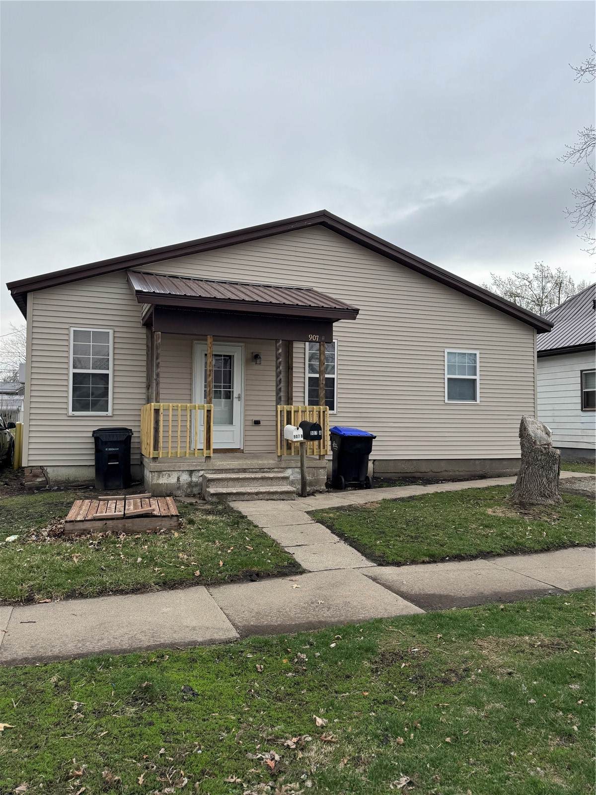 907 6th Avenue - Photo 1
